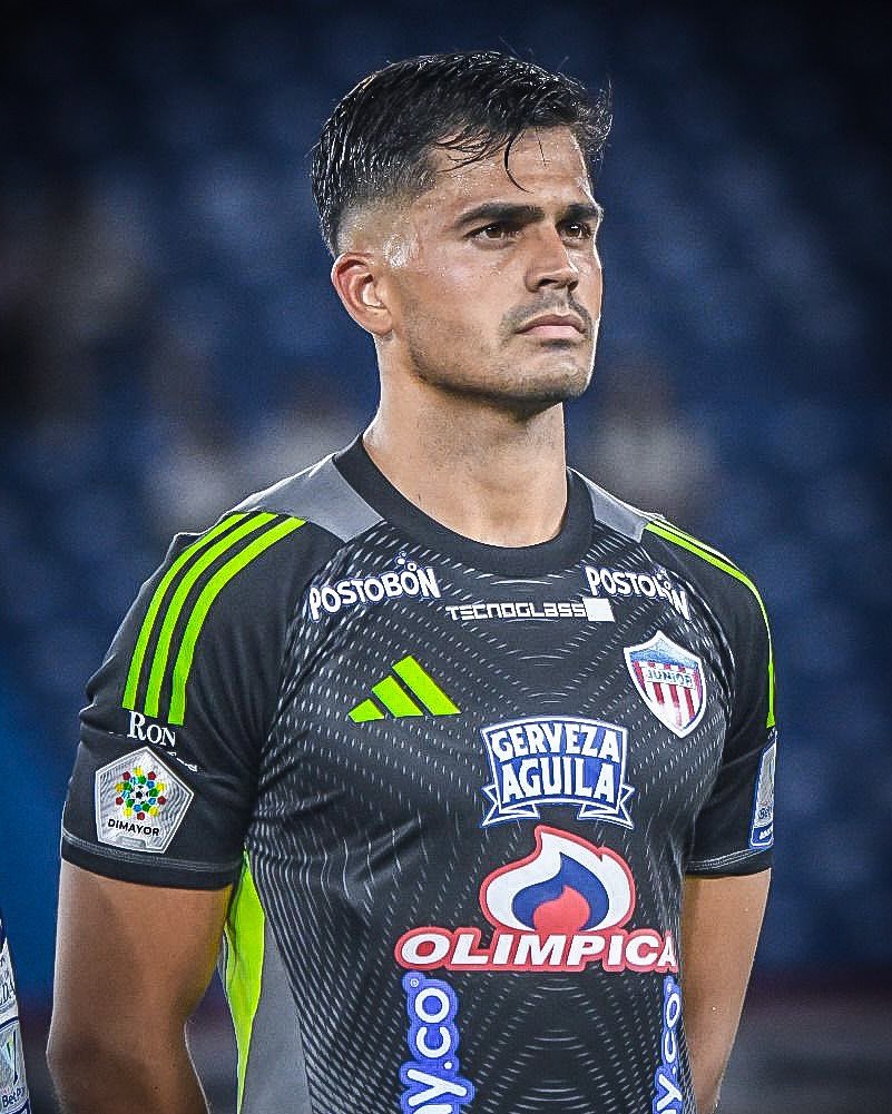 Mauro Silveira sale lesionado durante el partido de Junior ante Independiente Medellín