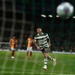 Luis Javier Suárez con la camiseta de Sporting en un partido de archivo.