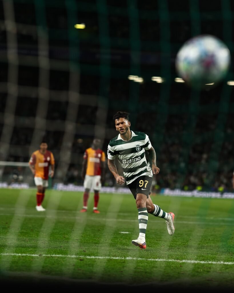 Luis Javier Suárez celebra un gol con el Sporting de Lisboa y alcanza seis tantos en la liga portuguesa.