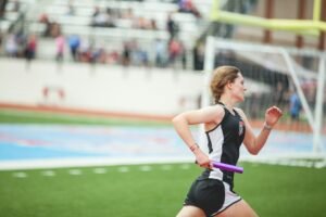 Atletas compiten en una carrera de pista, imagen ilustrativa de las medallas del Atlántico