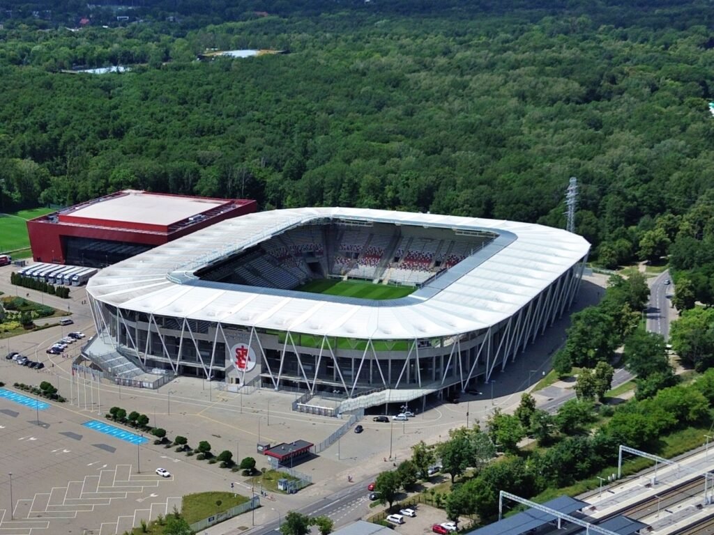 Vista real del estadio ŁKS de Łódź, sede de la final del Mundial Femenino Sub-20 de 2026, fotografiado en 2024