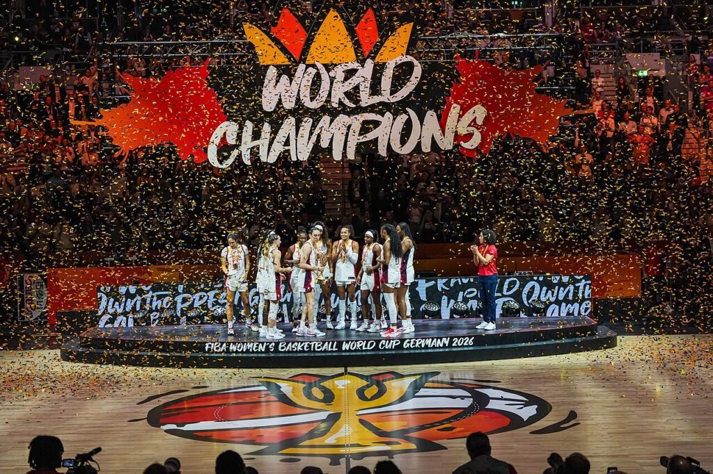 Selección femenina de Estados Unidos celebra con el trofeo del Mundial FIBA 2026 en Berlín