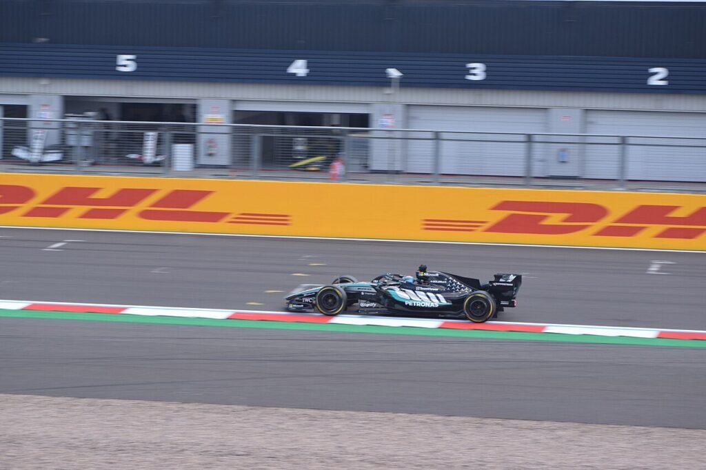 Monoplaza Mercedes de George Russell en Silverstone durante el Gran Premio de Gran Bretaña de 2026