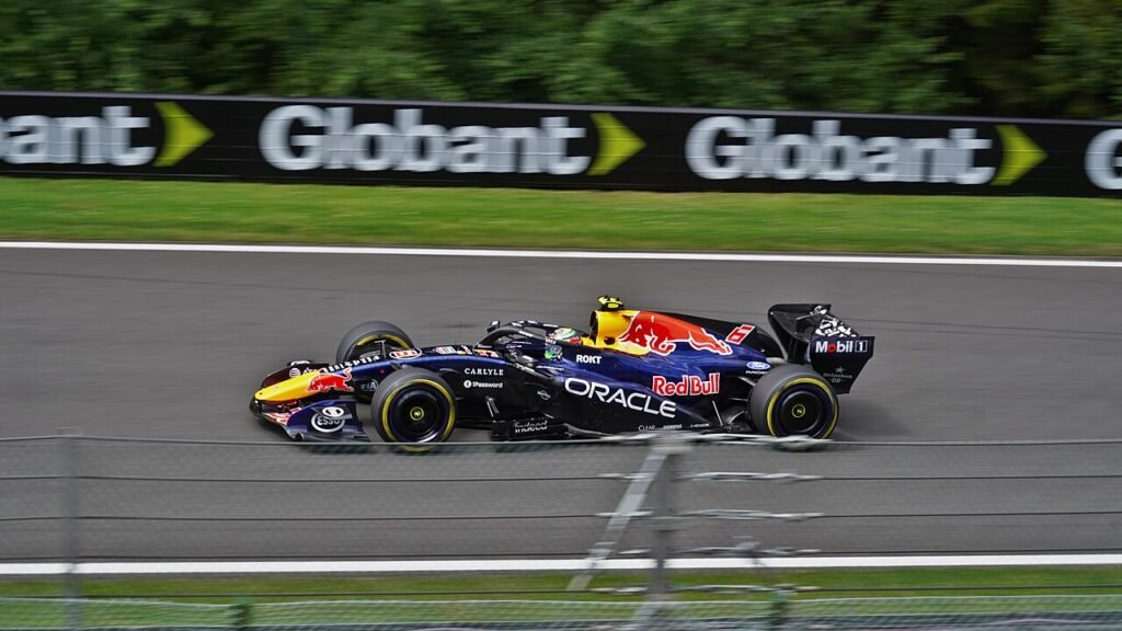 Isack Hadjar conduce el Red Bull RB22 en Spa-Francorchamps durante el Gran Premio de Bélgica de 2026