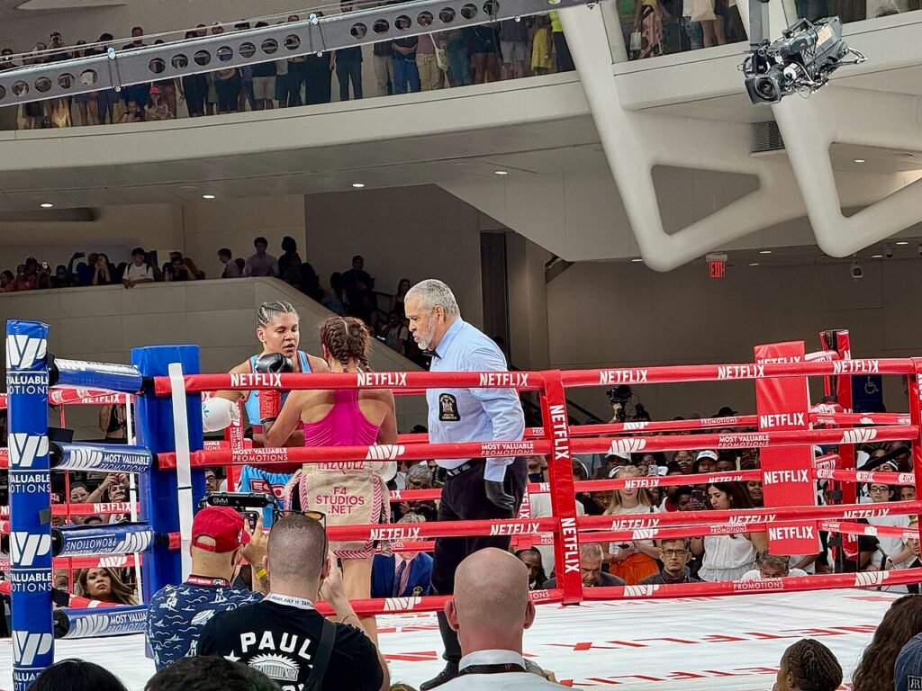 Katie Taylor en entrenamiento público previo a su pelea con Amanda Serrano en julio de 2025