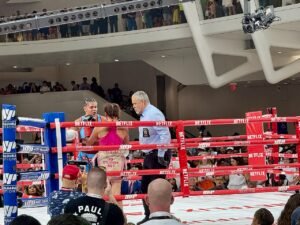 Katie Taylor en entrenamiento público previo a su pelea con Amanda Serrano en julio de 2025
