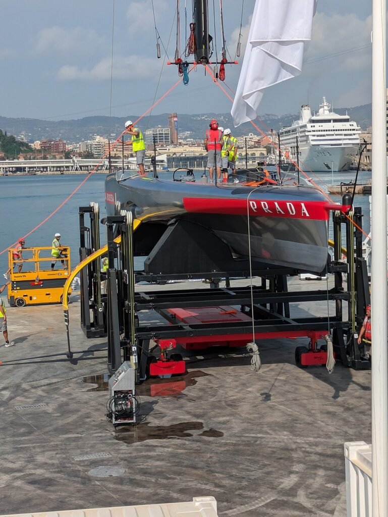 Luna Rossa navegando en Barcelona en septiembre de 2024, fotografía real de archivo