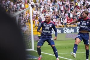 Jermein Peña celebra el primer gol de Junior de Barranquilla