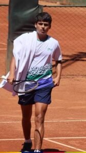 Jerónimo Duque celebra su título individual en el ITF J30 de Barranquilla.
