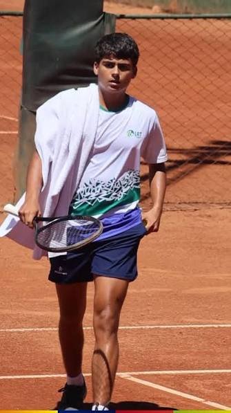 Jerónimo Duque celebra su título individual en el ITF J30 de Barranquilla.