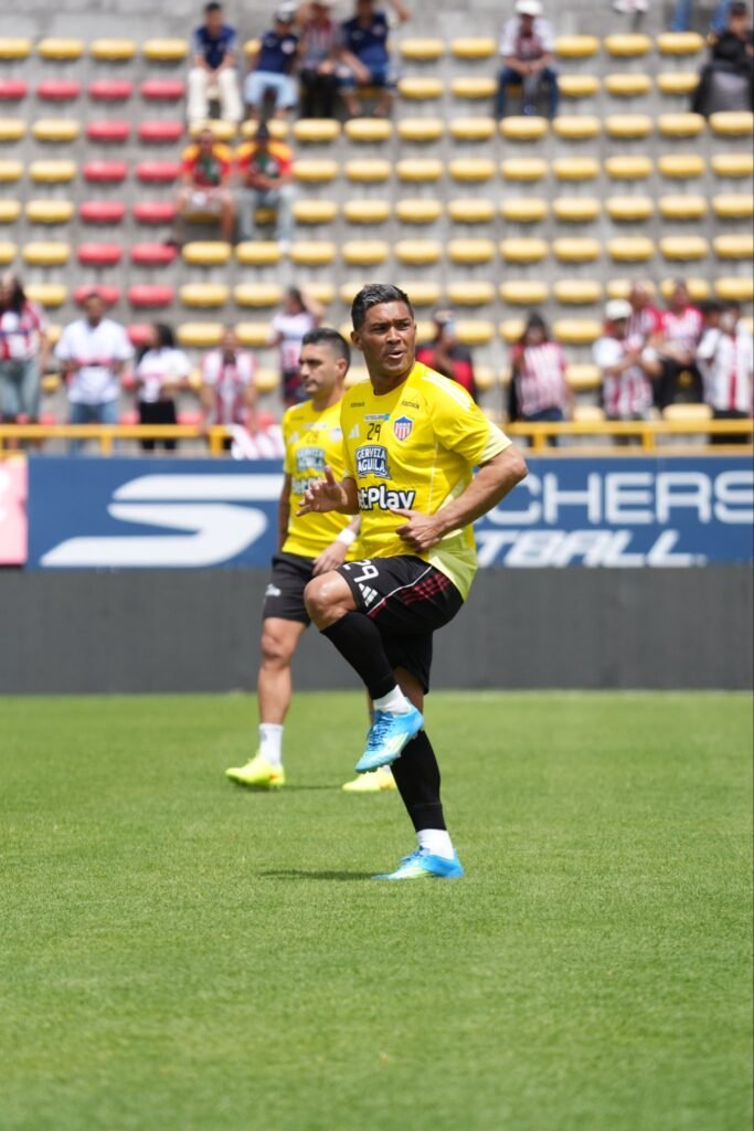 Jugadores del Junior de Barranquilla celebran la goleada 4-0 ante Fortaleza, liderada por Teófilo Gutiérrez.