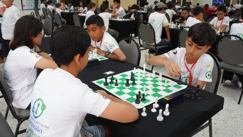 Jóvenes disputan partidas del Torneo de Ajedrez del Caribe a la Rueda Rueda. Imagen de archivo publicada por El Heraldo.