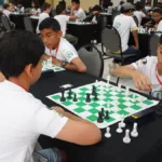 Jóvenes disputan partidas del Torneo de Ajedrez del Caribe a la Rueda Rueda. Imagen de archivo publicada por El Heraldo.