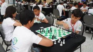 Jóvenes disputan partidas del Torneo de Ajedrez del Caribe a la Rueda Rueda. Imagen de archivo publicada por El Heraldo.