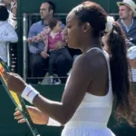 Alycia Parks revisa su raqueta en Wimbledon 2024.