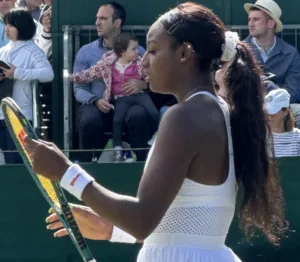 Alycia Parks revisa su raqueta en Wimbledon 2024.