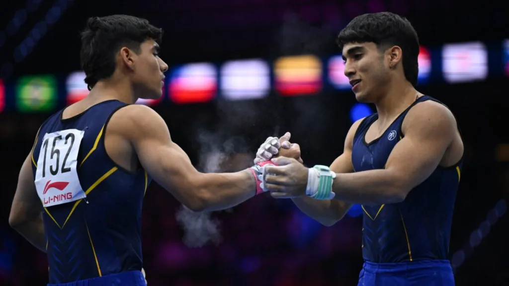 Ángel Barajas y Camilo Vera durante el Mundial de Gimnasia Artística de Róterdam 2026. Foto: Unión Panamericana de Gimnasia, difundida por el Comité Olímpico Colombiano.