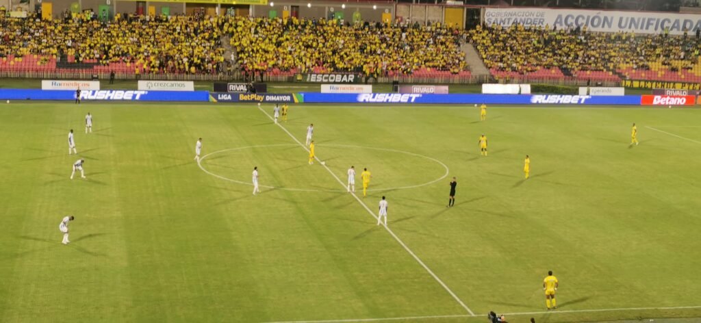 Atlético Bucaramanga juega en el estadio Américo Montanini de Bucaramanga en septiembre de 2025