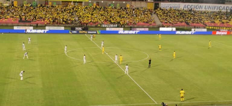 Atlético Bucaramanga juega en el estadio Américo Montanini de Bucaramanga en septiembre de 2025
