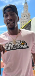 Bam Adebayo en el Miami Heat Family Festival de marzo de 2023. Fotografía de archivo de Gatorfan252525, CC BY-SA 4.0.
