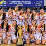La selección Bogotá femenina sub-17 celebra con el trofeo de campeona nacional de futsal.