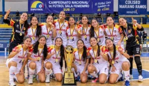 La selección Bogotá femenina sub-17 celebra con el trofeo de campeona nacional de futsal.
