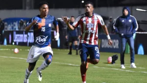 Jugadores de Boyacá Chicó y Junior durante el empate 1-1 en La Independencia de Tunja