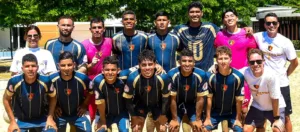 Integrantes de Caribbean Sun reunidos en la cancha de fútbol playa tras el zonal de Barranquilla de 2026.