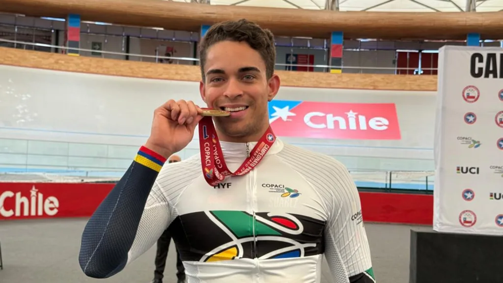 Cristian Ortega muestra su medalla de oro del Panamericano de pista de 2026 en Santiago de Chile; foto de archivo.