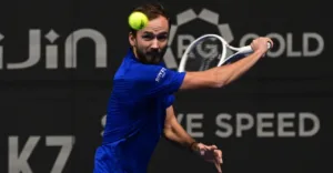Daniil Medvedev durante el Almaty Open 2026, en una fotografía de Andrey Udartsev difundida por Tennis Majors.