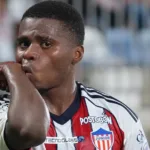 Déiber Caicedo con Junior de Barranquilla en la fotografía oficial difundida por Zona Cero sobre el partido ante Águilas Doradas del 23 de octubre de 2026.