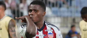 Déiber Caicedo con Junior de Barranquilla en la fotografía oficial difundida por Zona Cero sobre el partido ante Águilas Doradas del 23 de octubre de 2026.