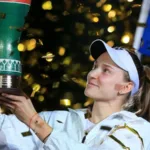 Elena Rybakina con el trofeo del Ningbo Open 2026, en la fotografía difundida por la WTA tras vencer a Leylah Fernandez en la final.