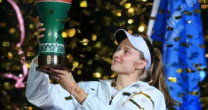 Elena Rybakina con el trofeo del Ningbo Open 2026, en la fotografía difundida por la WTA tras vencer a Leylah Fernandez en la final.