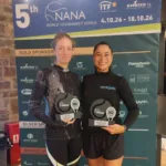 Simona Ogescu y María Fernanda Herazo con sus trofeos de subcampeonas de dobles en Heraclión, octubre de 2026.