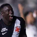 Marino Hinestroza celebra con Vasco da Gama en la imagen oficial del club difundida para su doblete ante Corinthians.