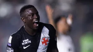 Marino Hinestroza celebra con Vasco da Gama en la imagen oficial del club difundida para su doblete ante Corinthians.