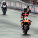 Pedro Acosta bajo un paraguas junto a su moto en Phillip Island el 25 de octubre de 2026, jornada cancelada por lluvia y escasa visibilidad.
