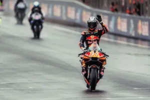 Pedro Acosta bajo un paraguas junto a su moto en Phillip Island el 25 de octubre de 2026, jornada cancelada por lluvia y escasa visibilidad.