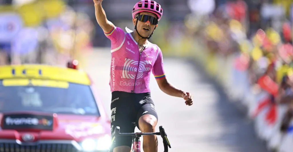 Richard Carapaz en la fotografía del anuncio de su fichaje publicada por NSN Cycling Team