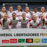 Jugadoras de Santa Fe Femenino posan para una fotografía de equipo antes de un partido de la Copa Libertadores 2026.