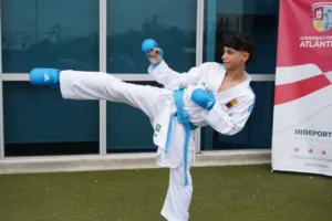 Sebastián Fill Sánchez realiza una técnica de karate en una fotografía de archivo difundida por la Gobernación del Atlántico.