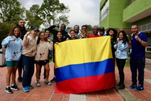 Delegación colombiana de boxeo con la bandera nacional antes del Panamericano de Puebla 2026