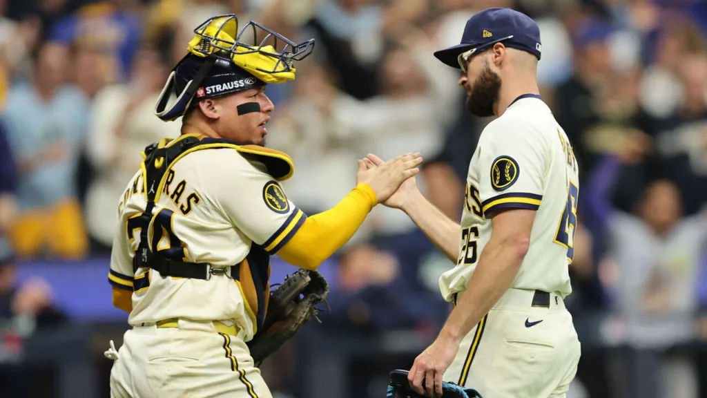 William Contreras y Aaron Ashby celebran el triunfo de Milwaukee Brewers ante Tampa Bay Rays en el segundo juego de la Serie Mundial de 2026.