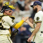 William Contreras y Aaron Ashby celebran el triunfo de Milwaukee Brewers ante Tampa Bay Rays en el segundo juego de la Serie Mundial de 2026.