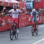 Wilson Chonay levanta los brazos al ganar en Coatepeque la tercera etapa de la Vuelta a Guatemala.