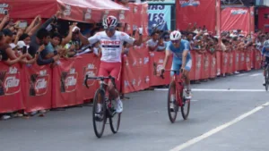 Wilson Chonay levanta los brazos al ganar en Coatepeque la tercera etapa de la Vuelta a Guatemala.