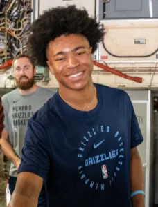 Jaylen Wells, jugador de Memphis Grizzlies, en una visita institucional en septiembre de 2024. Archivo: TraVonna Hawkins / USAF.