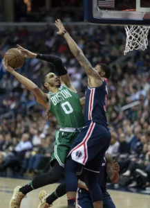 Jayson Tatum con Boston Celtics, archivo de abril de 2018. Foto: Keith Allison, CC BY-SA 2.0.