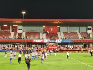 Campo y tribuna del Atlético de Madrid Femenino en Alcalá de Henares, después de un partido de septiembre de 2025. Fotografía de archivo.